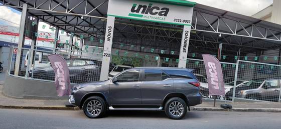 TOYOTA HILUX 2.8 D-4D TURBO DIESEL CD SRX 4X4 AUTOMÁTICO TOYOTA HILUX 2.8 D-4D TURBO DIESEL CD SRX 4X4 AUTOMÁTICO